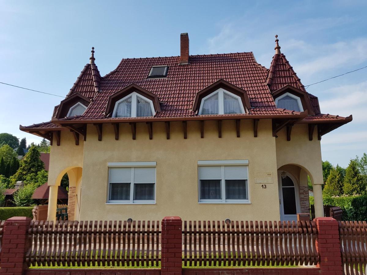 Henrietta Apartmanhaz *